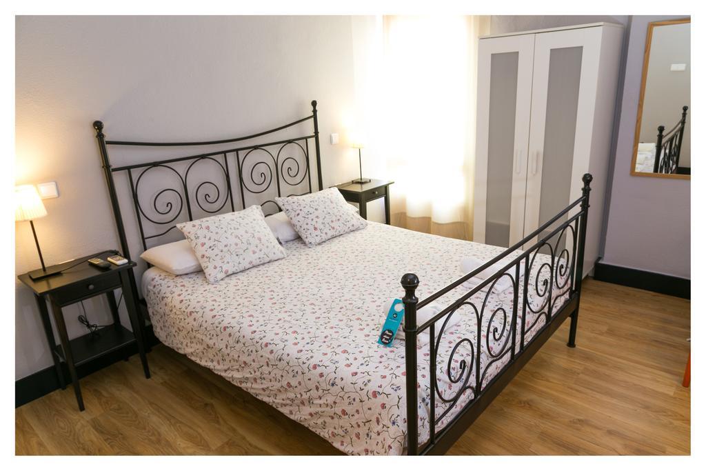 Basic Double Room with Shared Bathroom,759990368:JPEG