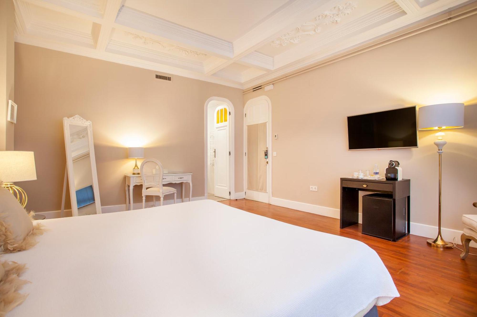 Superior Queen Room Private Bathroom